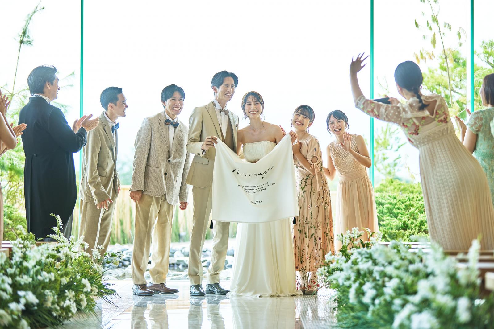 大切なゲストからの祝福を受けて幸せが溢れる瞬間