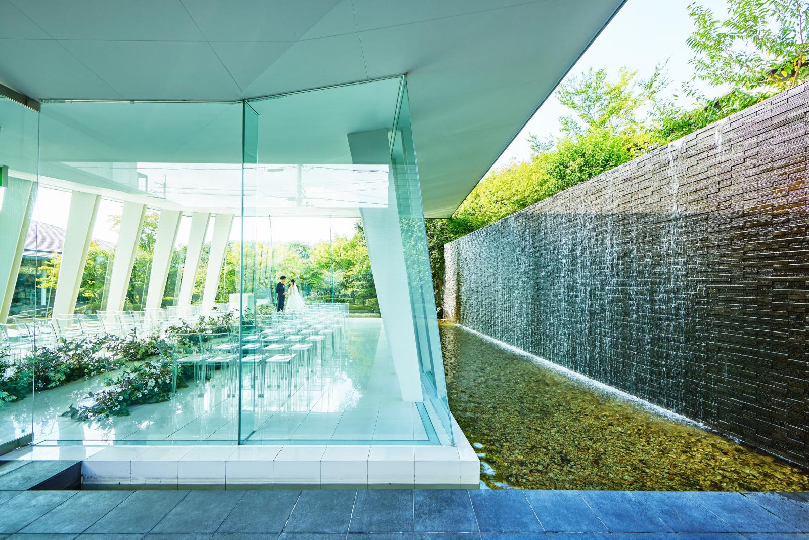 水と光に彩られたガラス張りの神秘的な空間