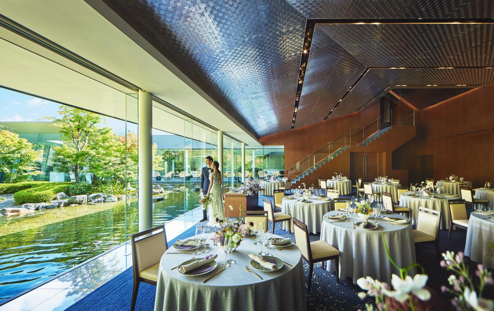 大きな窓から柔らかな自然光が差し込むパーティ会場