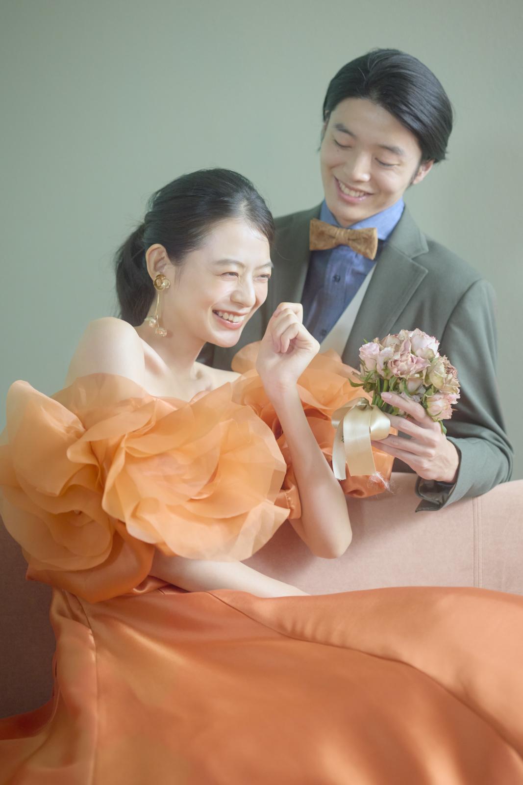 会場の視線を一瞬で惹きつけるテラコッタオレンジが印象的な一着