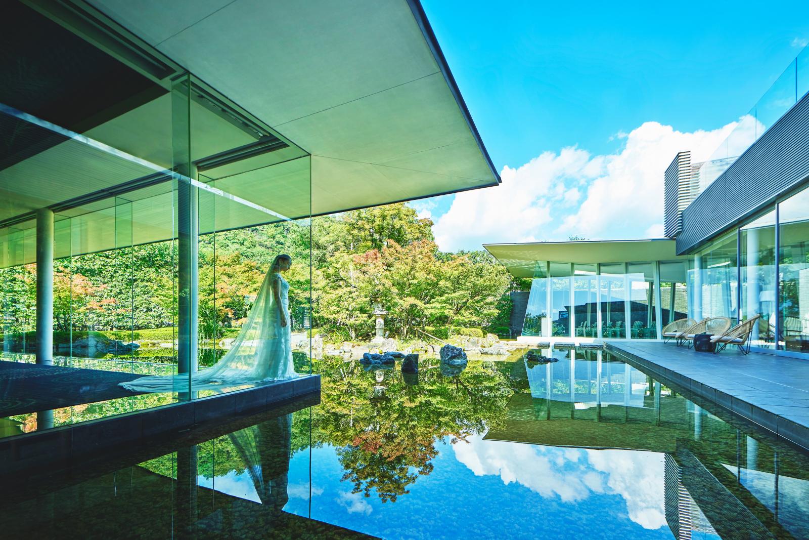 ガラス張りの建築と水面が醸し出す非日常的な空間