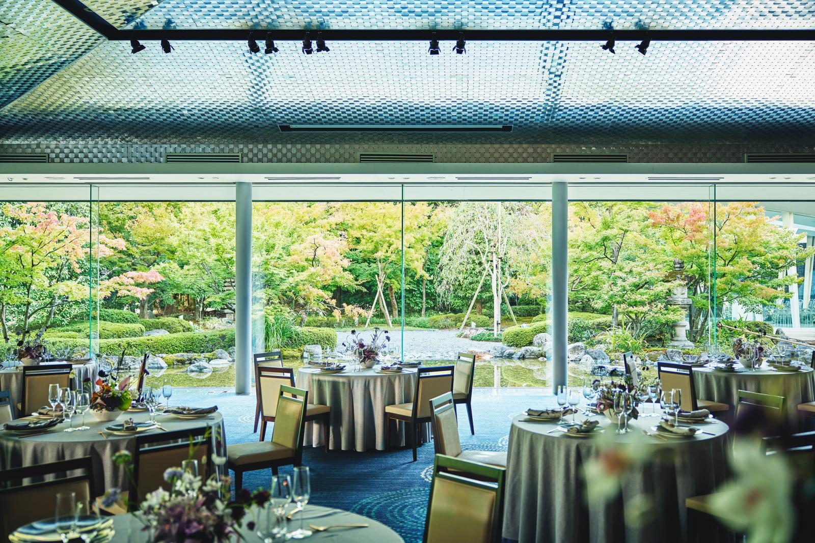 北山の大自然が迫ってくるかのような庭園に面した大きな窓が特徴的なメインダイニング