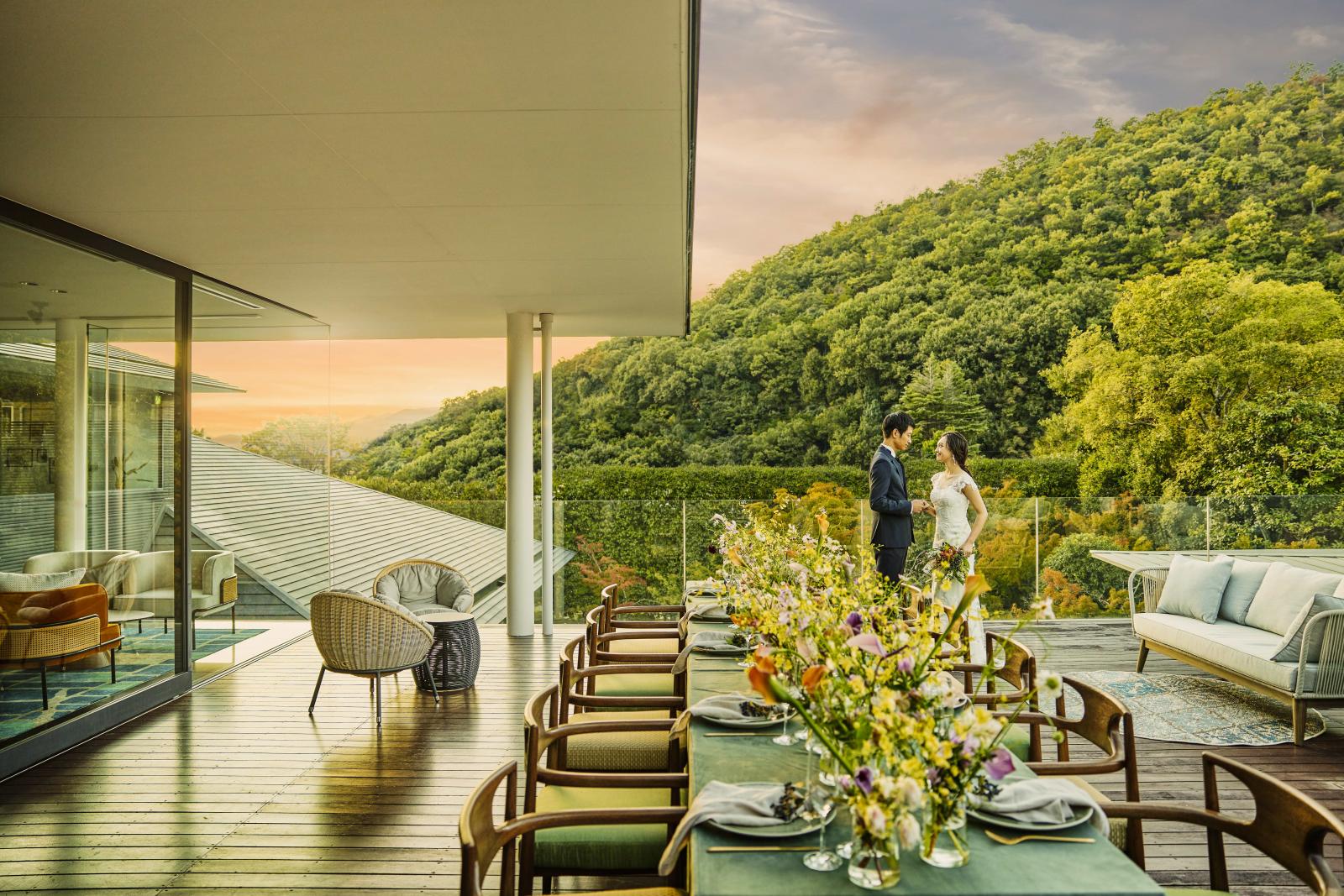 自然に囲まれ、青空の下でゲストと共に笑顔溢れるウエディングを