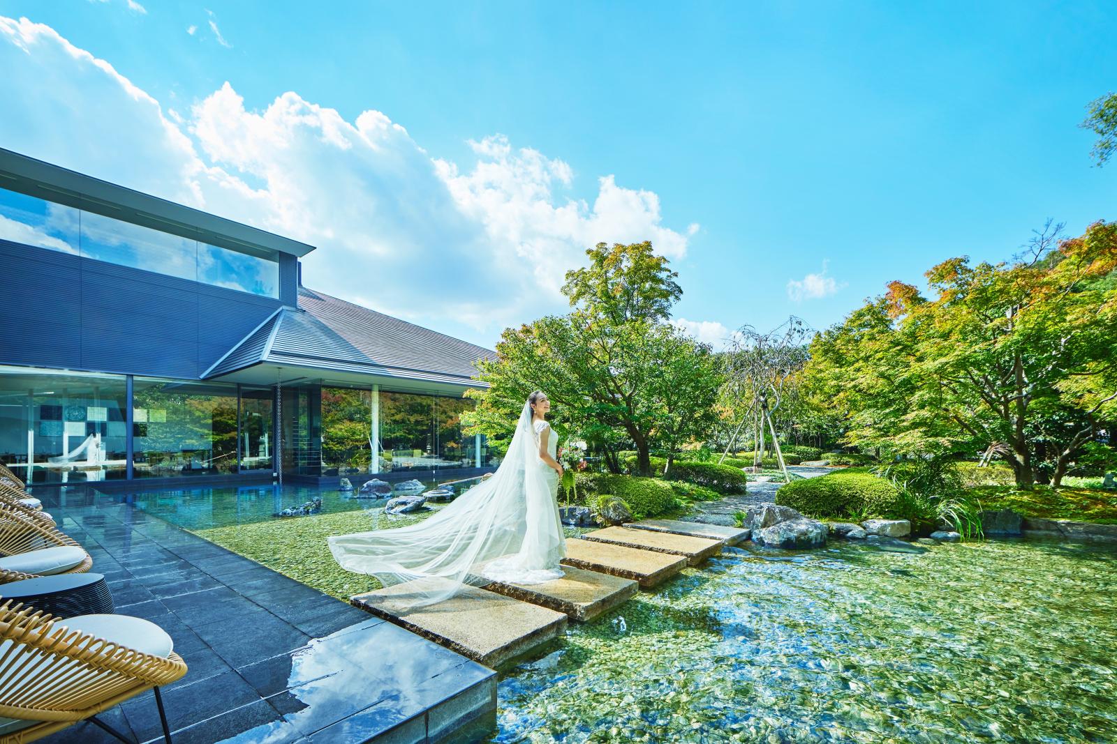 自然に囲まれたくつろぎの邸宅でリゾート気分を