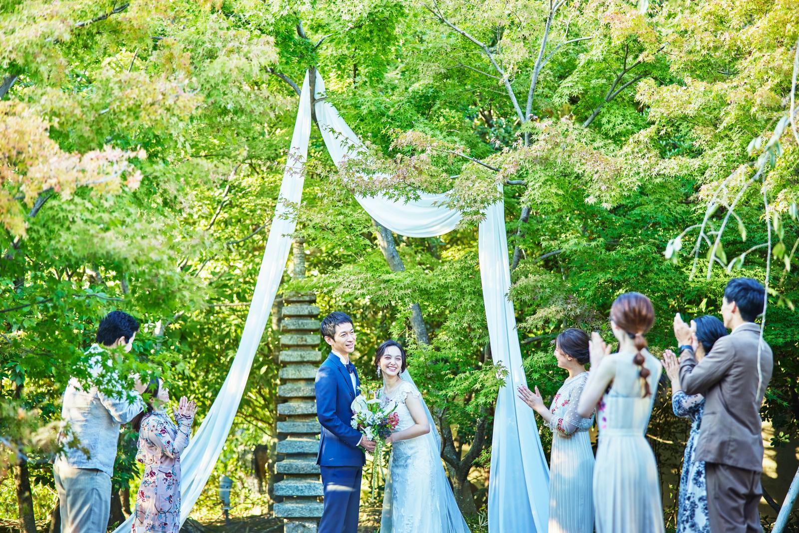 ガーデンでの挙式も人気！青空のもと、親しいゲストとの前でおふたりらしい誓いを