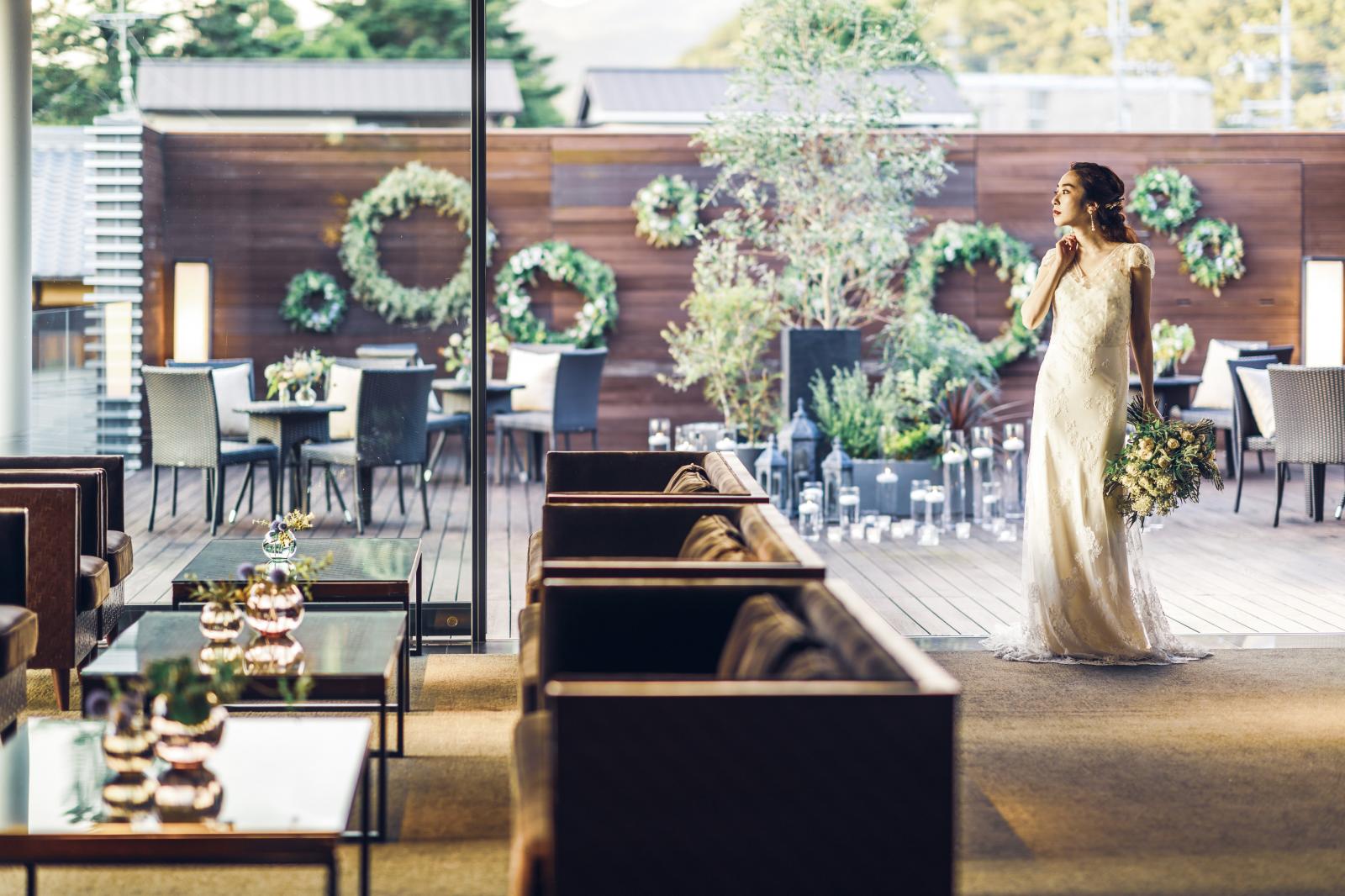 会場には、水景や緑など自然と調和した空間が広がっている