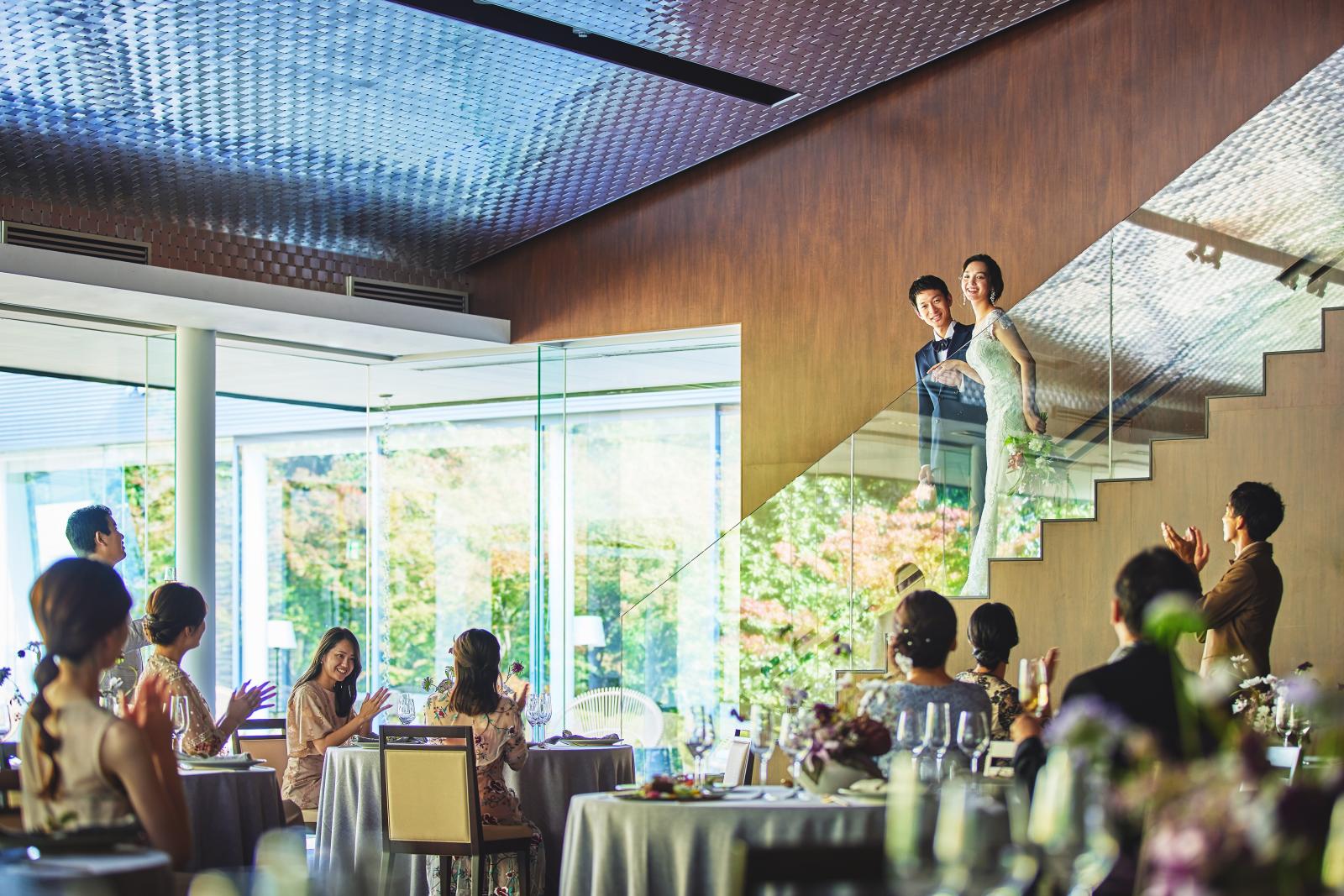 大階段から祝福を受けて入場