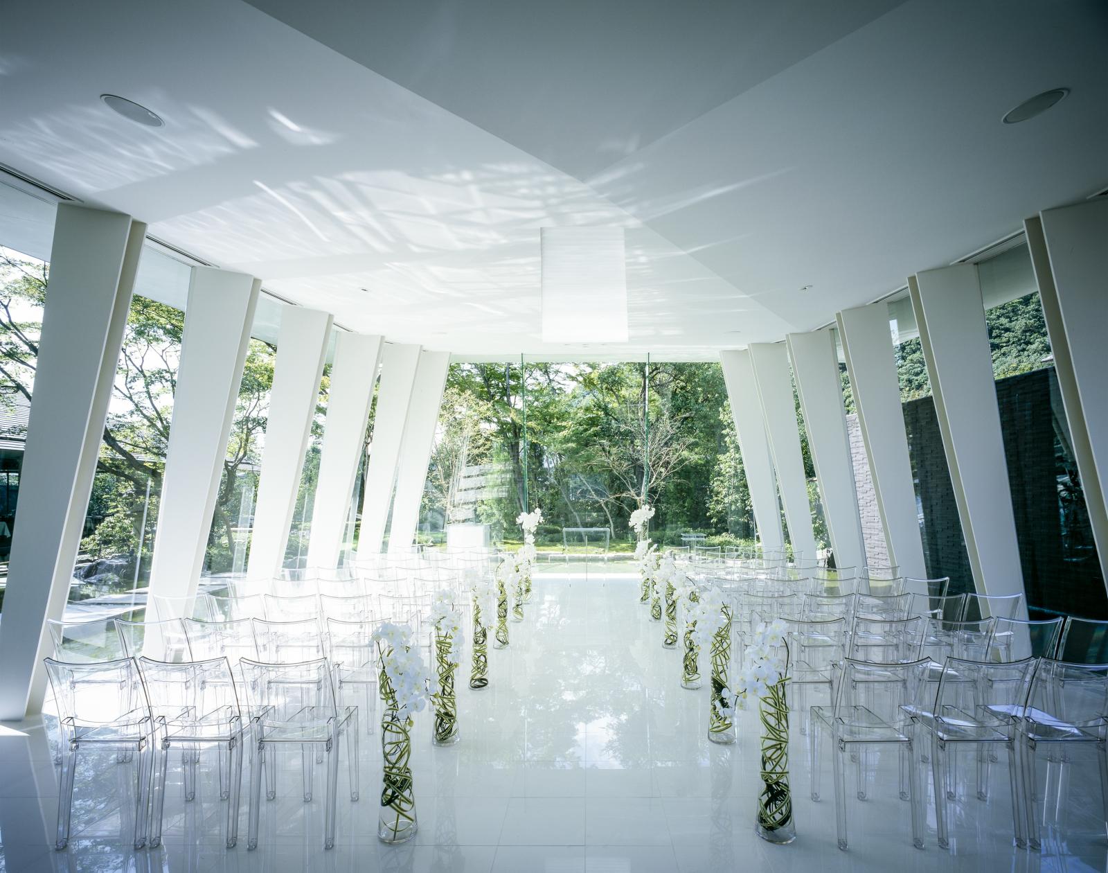 煌めく水平線を望むチャペルは、ふたりもゲストも笑顔に包まれる舞台