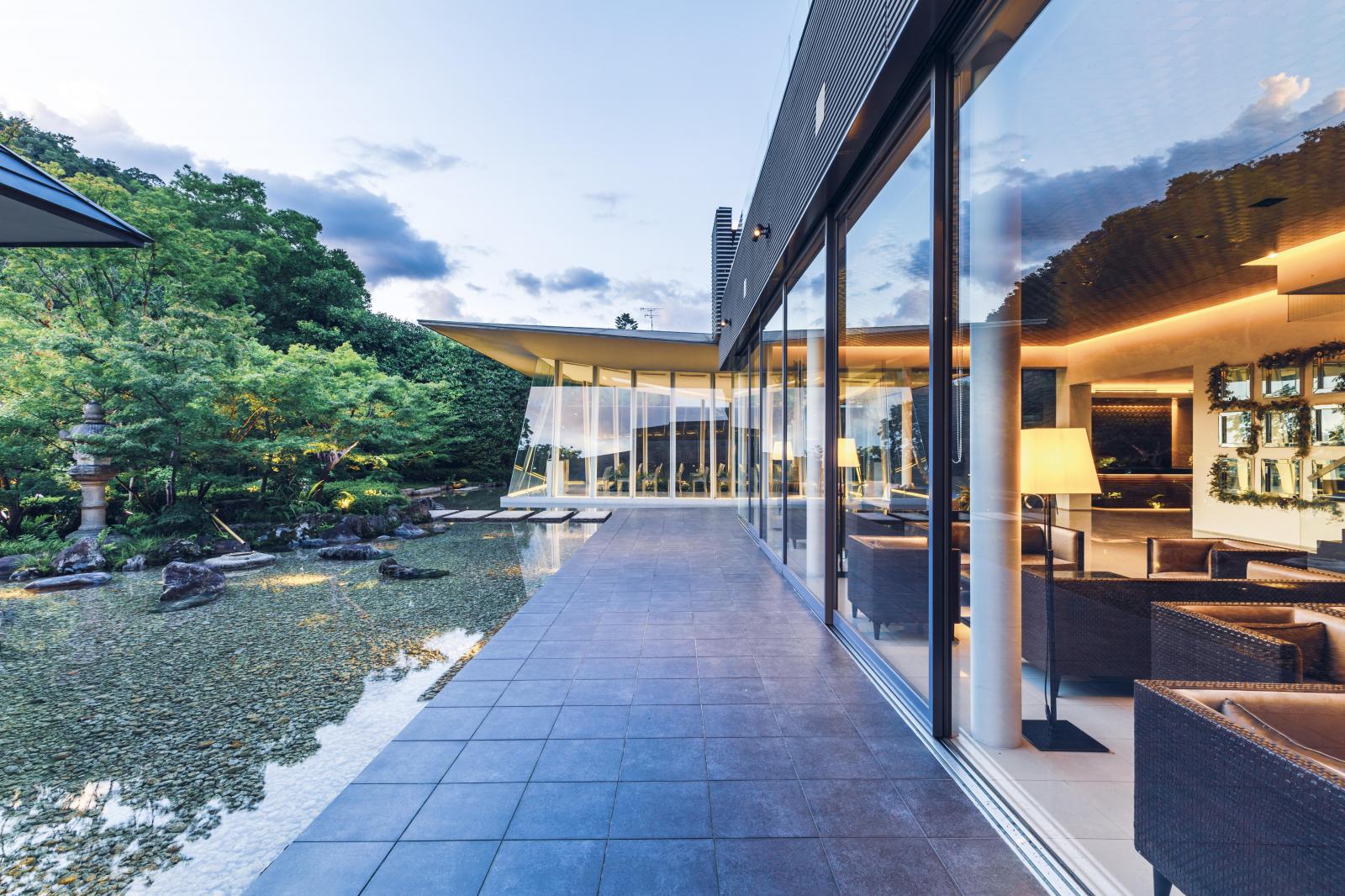 パーティーまでの時間をゆったりと過ごすことができる庭園に続くラウンジ