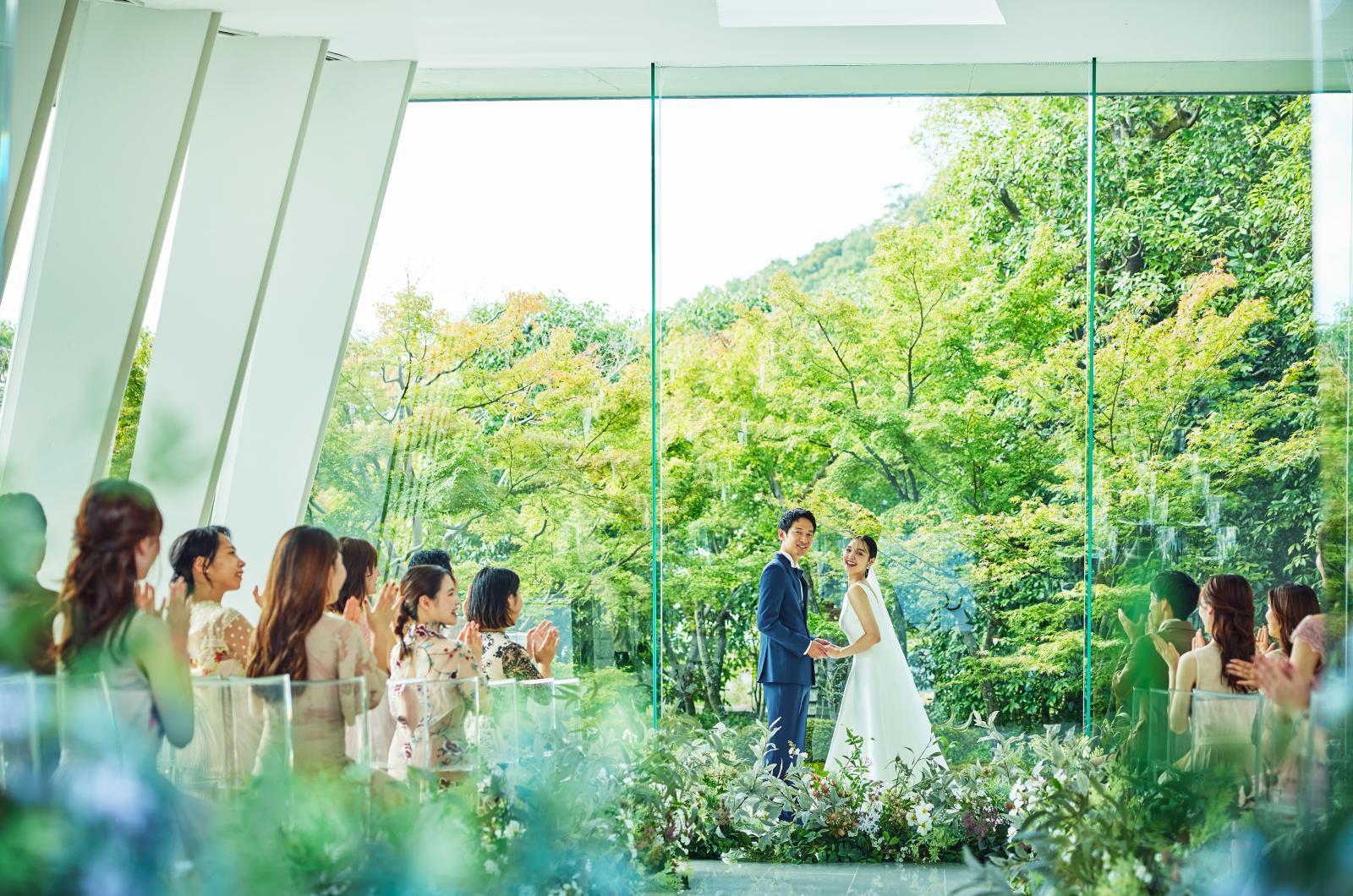 やさしく陽光が注ぎ、ふたりもゲストもリラックスした心温まるセレモニーが叶う