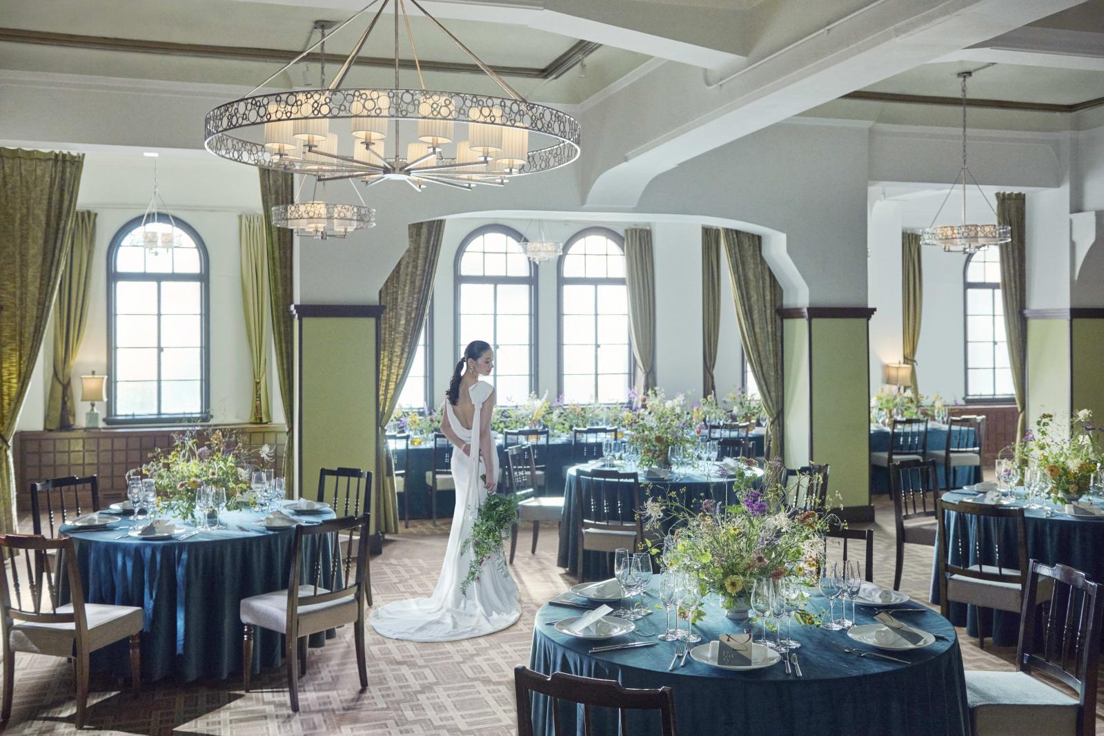 クラシカルなアーチ型の窓とモダンなインテリアが特徴の気品あるバンケット。 開放感のある天井高やゲストと寛げるソファスペース、ベビールームなどの設備も嬉しいポイント。（〜130名）