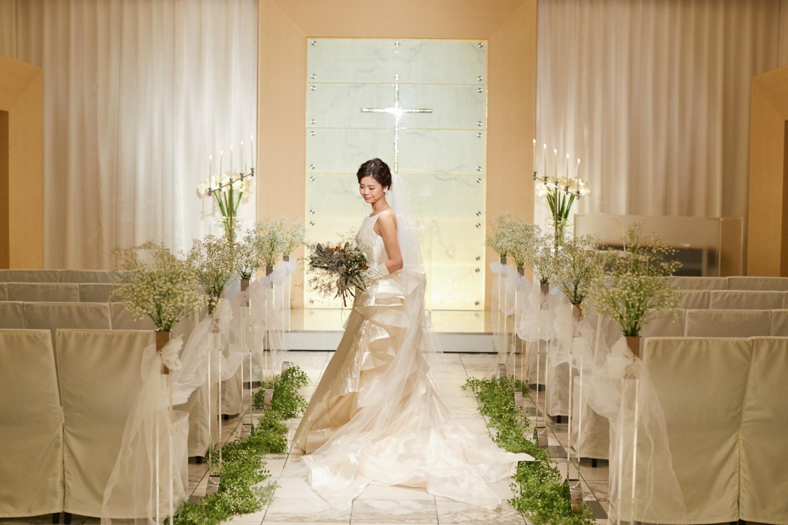 柔らかな光に包まれたバージンロードからはじまる特別な一日