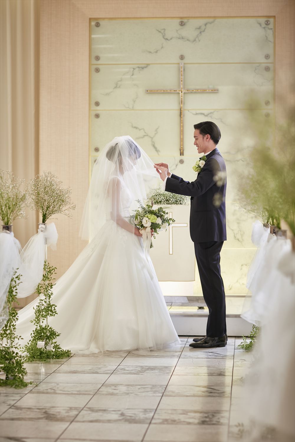 純愛をイメージするこのチャペルは、新たな歩をスタートするお二人にぴったりの柔らかで清らかな空間