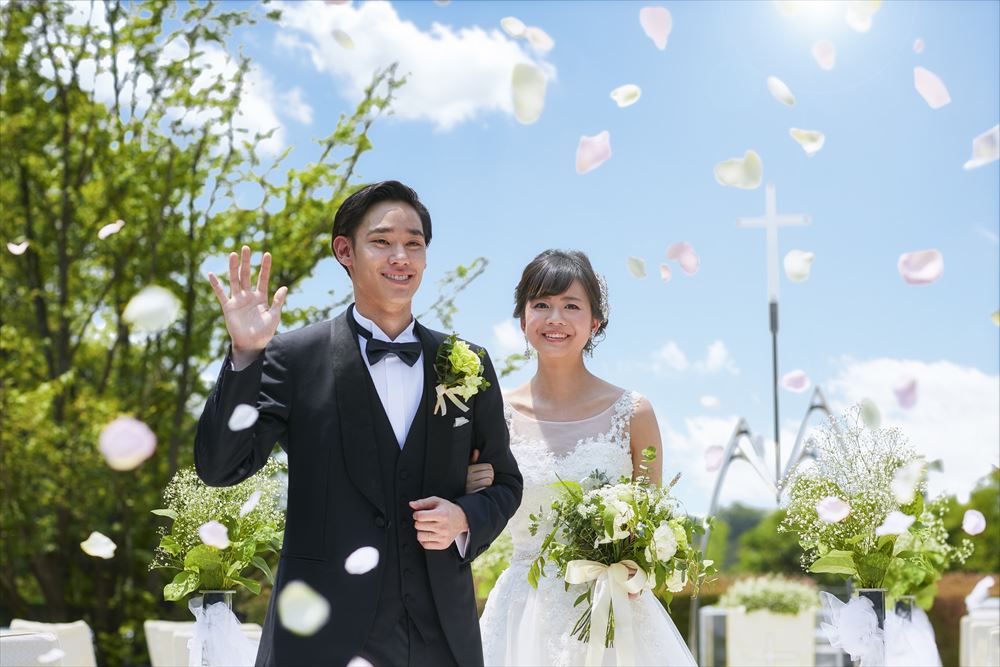 豊かな緑や柔らかな太陽の光に包まれる挙式会場では、フラワーシャワーやバルーンリリースが可能