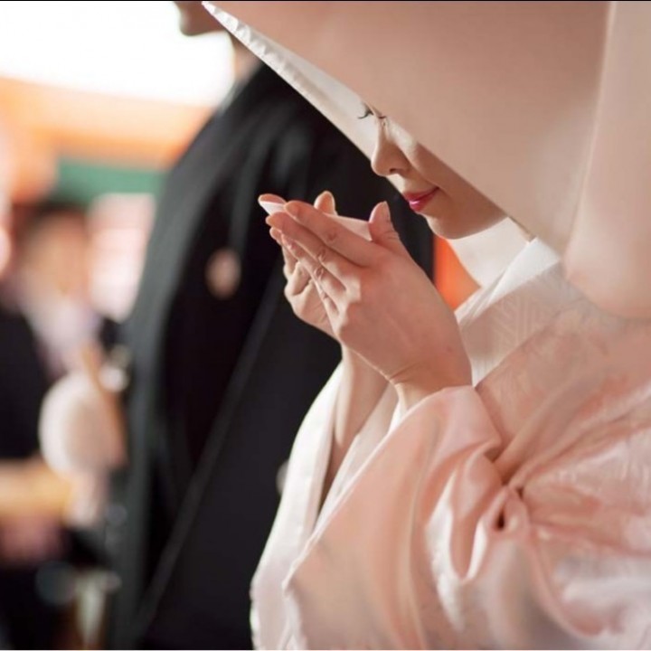 【三献の儀】新郎新婦が三つ組の盃でお神酒を酌み交わし、永遠の契りを結ぶ