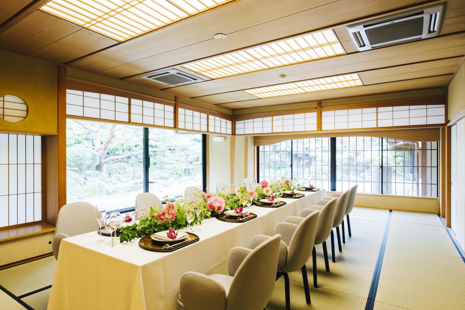 庭園に囲まれた離れの別室で　特別な会食を