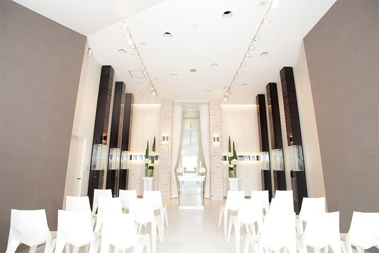 最上階にあるチャペル。京都らしさの伝統を重んじる重厚な作りで新郎新婦の門出をお祝いします。<br />
挙式後はテラスに出て京都を一望できます。