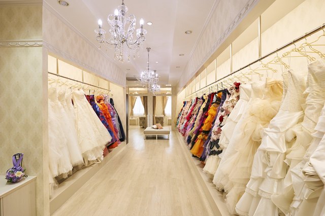 館内には専属ドレスサロンをご用意。豊富な品揃えをリーズナブルなお値段で！