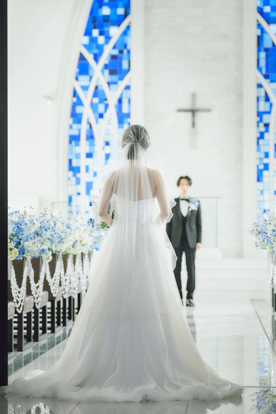 白亜のチャペルに映える純白のウェディングドレスが花嫁をより一層引き立たせます！