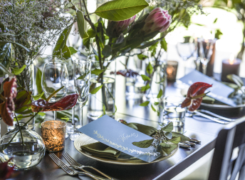 木目の美しさを活かした会場はどんなコーディネートも優しく輝く！