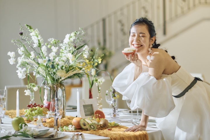 白を基調とした会場はどんなトレンドから定番までどんなコーディネートも美しく！