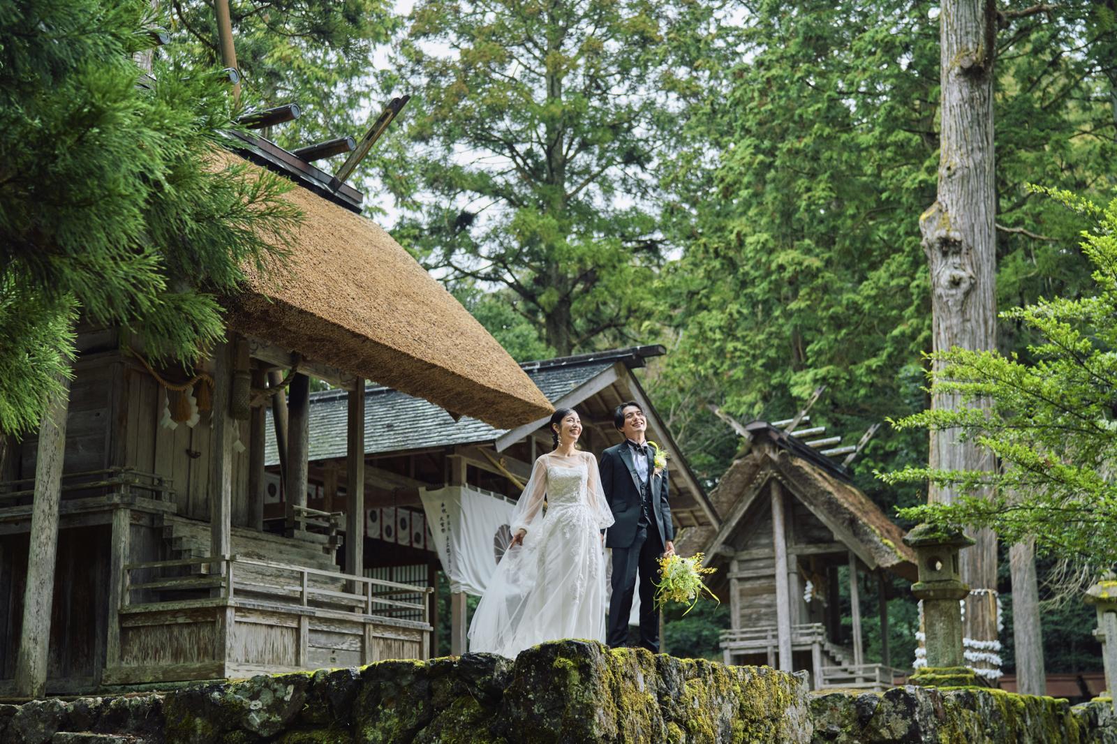 由緒正しき神社は洋装・和装どちらも映えるお写真が撮れる★神秘的な空間の中に映えるドレスも魅力！
