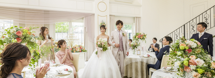 天井高は8mと広々とした会場で開放感でありながら、ゲストの皆さまと距離感近く楽しめるコーディネートはカジュアルにもアットホームにも叶う特別な一日を！