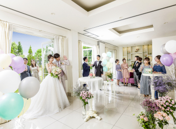 ホワイエは自由に飾り付けOK&バーカウンターやテラスなど贅沢に貸切ウェルカムパーティ等の演出も叶う！