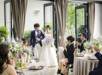 1階扉・大階段・テラスなど3つの入場口から選べるサプライズ入場でゲストを驚かせて