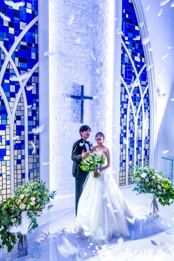 ふたりが結ばれる瞬間をまるで天使が祝福するような『フェザーシャワー』の演出も大人気！