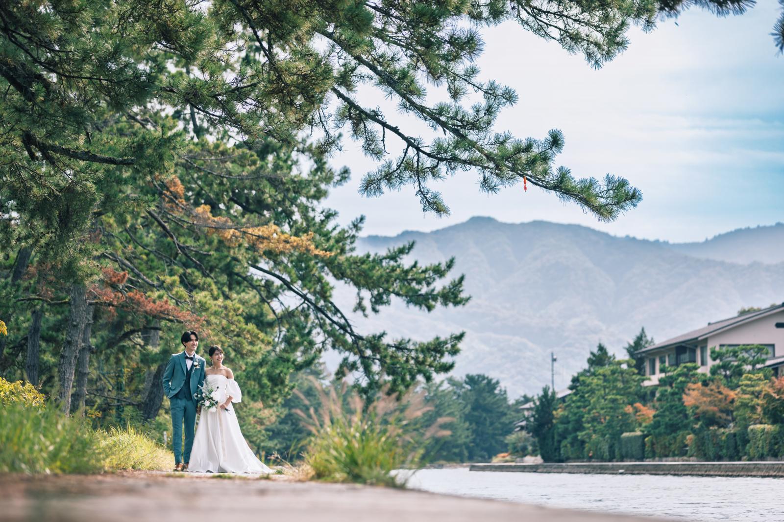 青い海と、白いドレスの相性は抜群！海をバックに思い出に残るお手伝いを致します