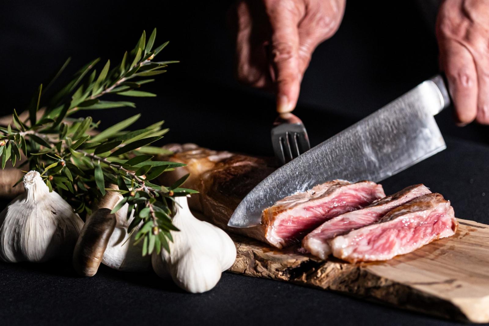 お肉は熟成し、旨味を凝縮。焼き加減はゲストのお好みに合わせてご用意いたします