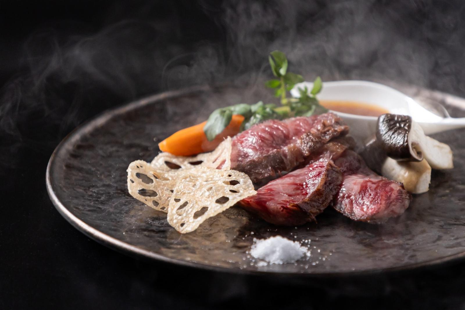 万人が楽しめる味はもちろん、お皿一枚からこだわり、ふたりのおもてなしの気持ちを代弁