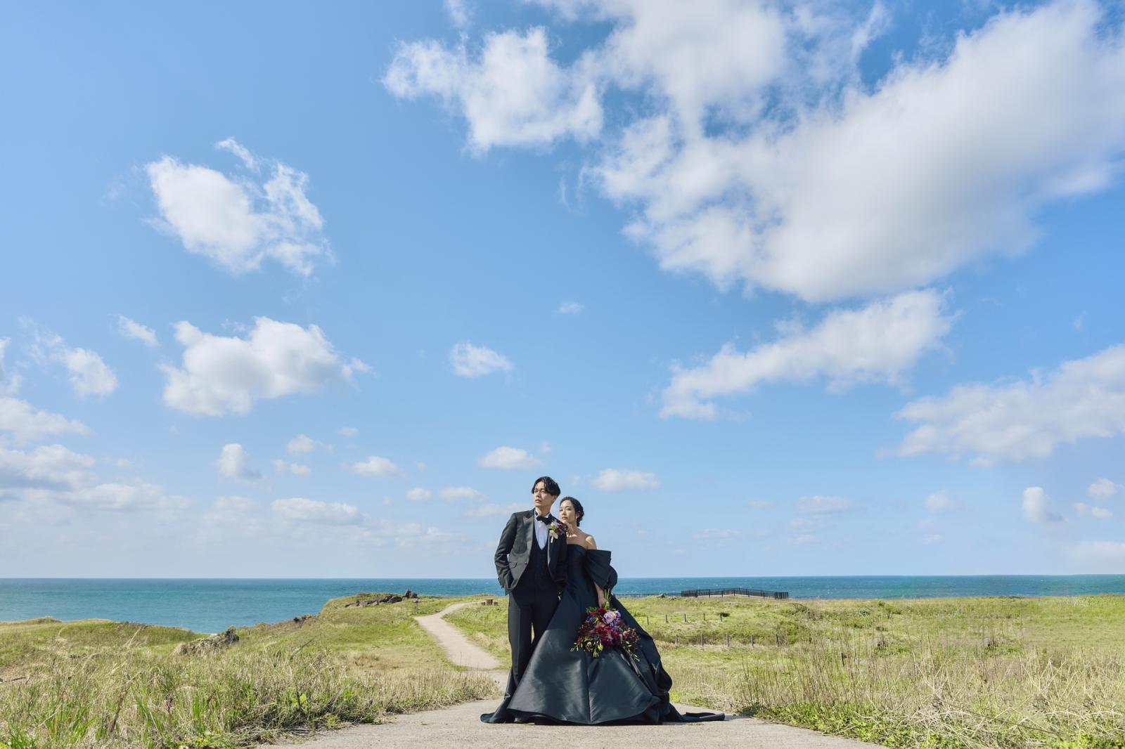 青い海と、白いドレスの相性は抜群！海をバックに思い出に残るお手伝いを致します