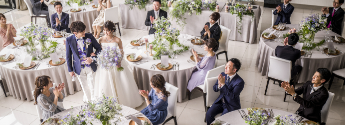 天井は高く開放的に吹き抜け、窓から降り注ぐあたたかな日光は上質かつアットホームなウェディングが叶う！