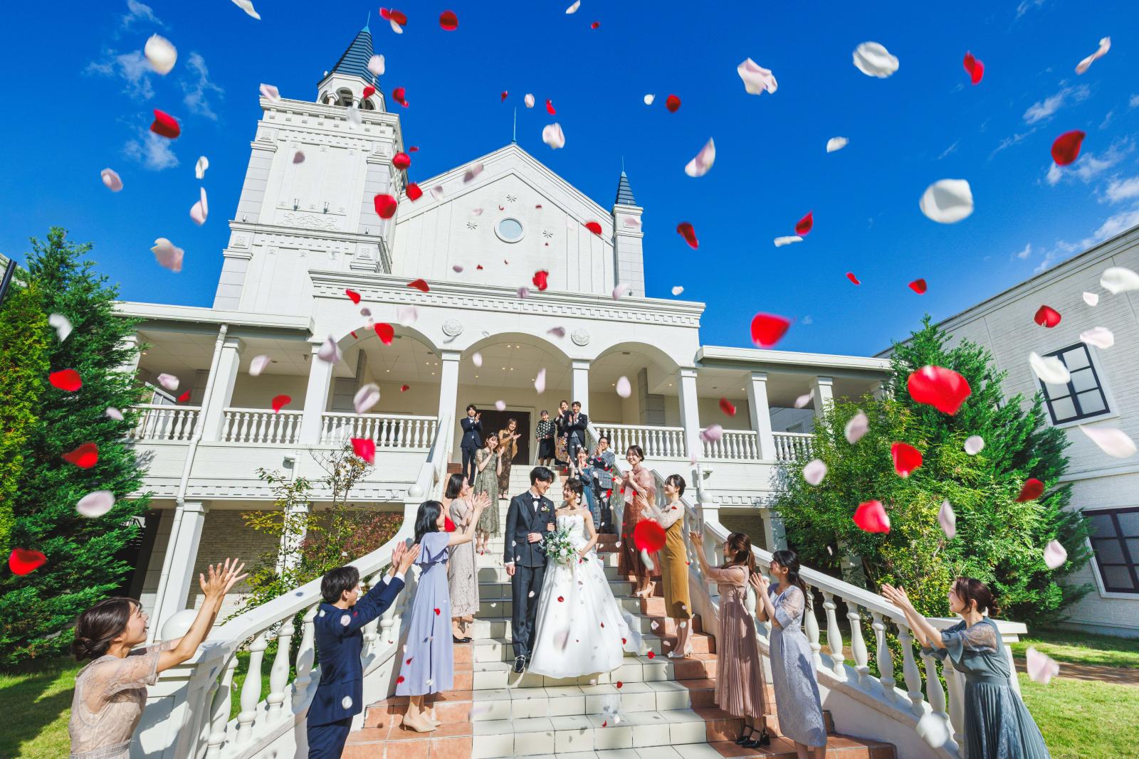 挙式後はチャペル前に広がる150坪の貸切ガーデン＆大階段を背景にゲストと楽しむアフターセレモニーを！