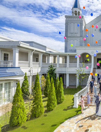 チャペル前に広がる広大なガーデンには大階段を備え貸切ならではのゲストの皆さまと特別な時間を楽しんで♪