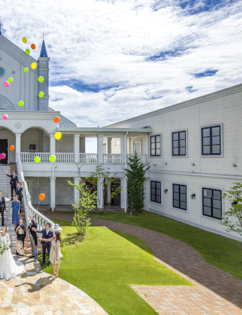 ゲスト皆さまと一緒に願いを浮かべる『バルーンリリース』や『ブーケトス』などの演出も大人気！