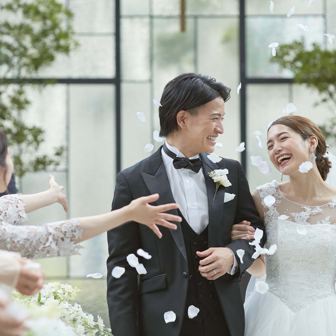 挙式の後は舞う花びらと柔らかな光りに包まれて、祝福のひとときを
