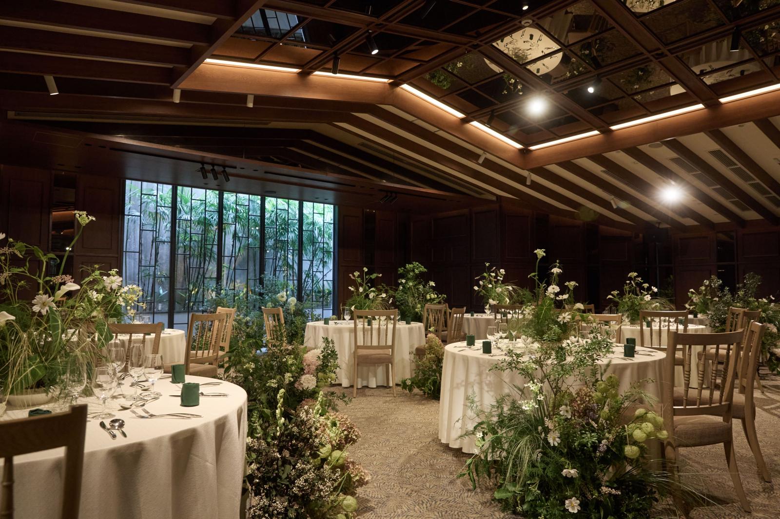 大きな窓から光と緑が降り注ぐ会場。大人のスタイリッシュなWEDDINGを