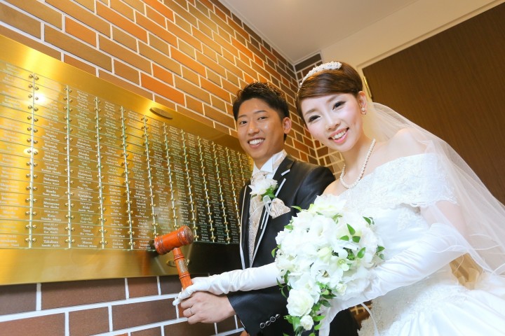挙式日とお名前を刻んだネームプレートを打ち付けるセレモニーで、お二人の結婚記念をホテルに永遠に♪