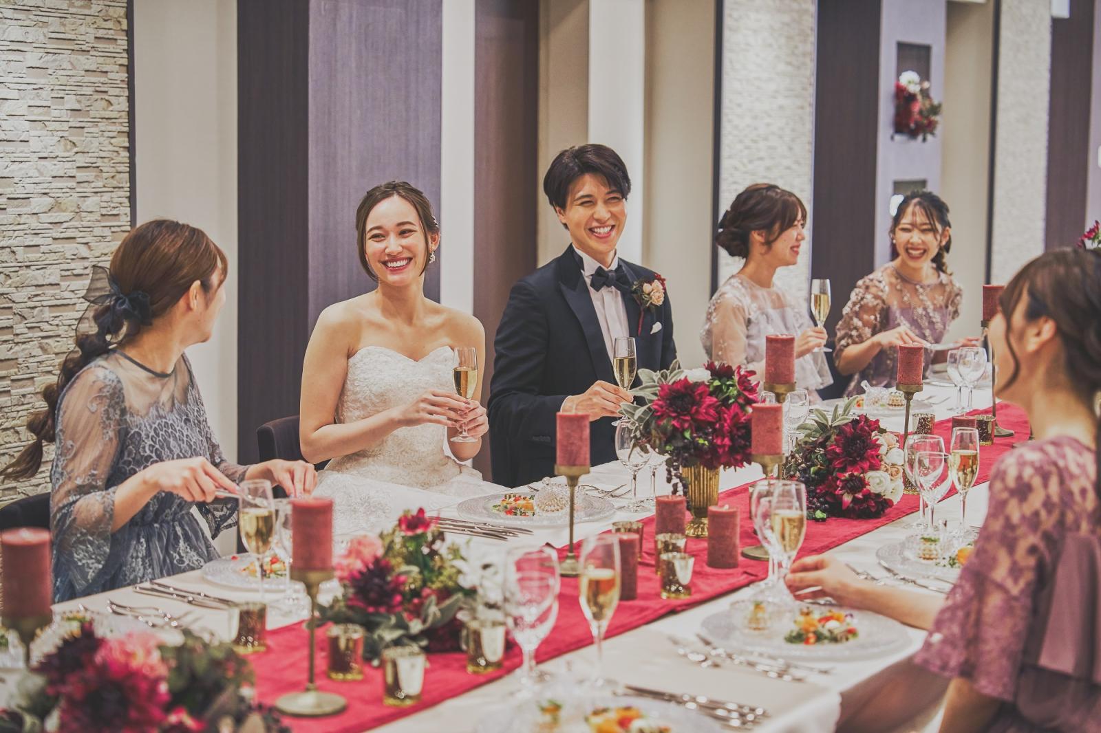 ごく親しい方々を招いてのお食事会も好評。ゆったりとした時間で会食や会話を楽しんで、ふたりらしいおもてなしを実現して！