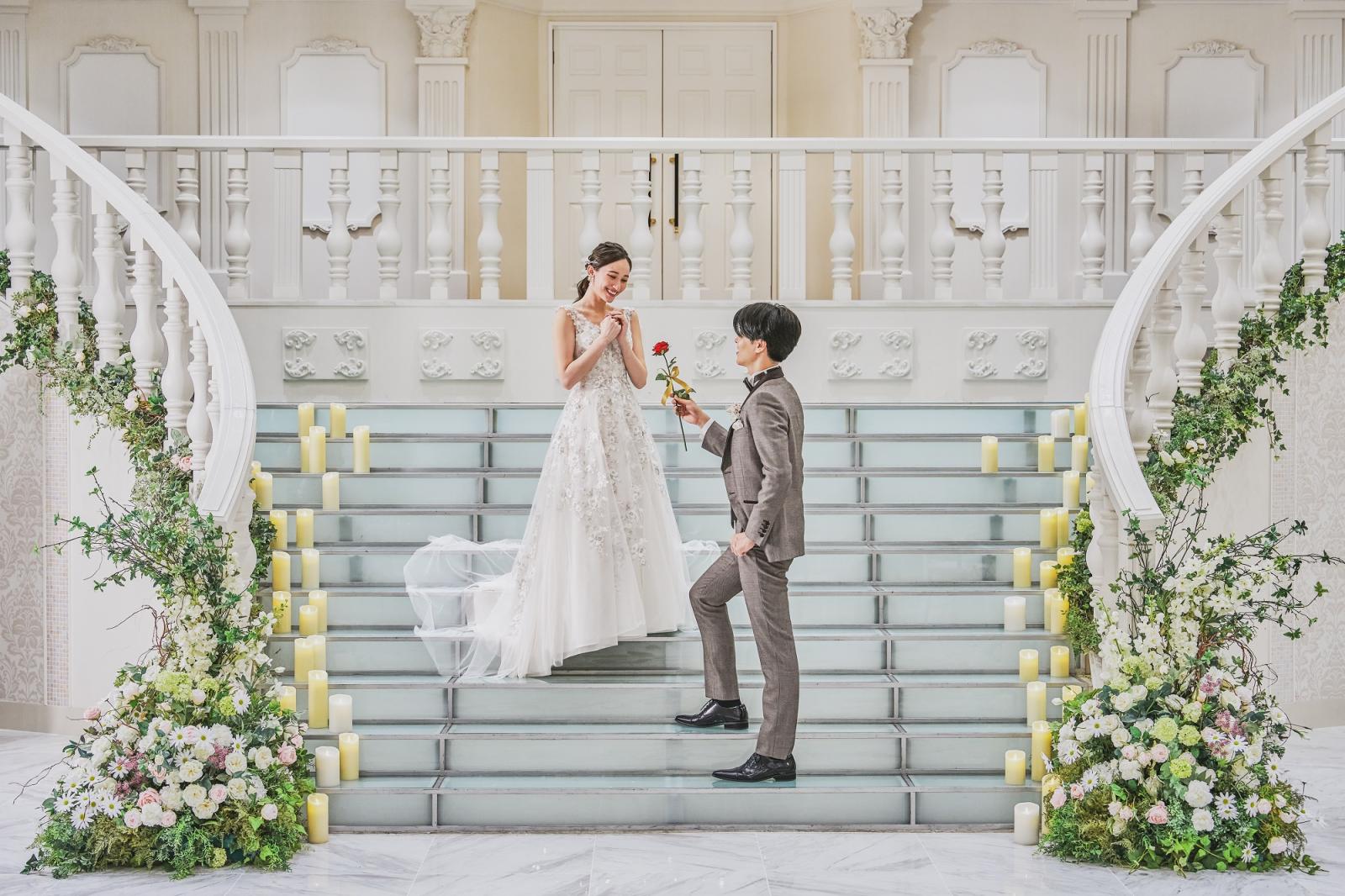 大階段からの入場シーンでは、プロポーズをイメージした演出も好評！前撮りにも使える舞台としても人気。