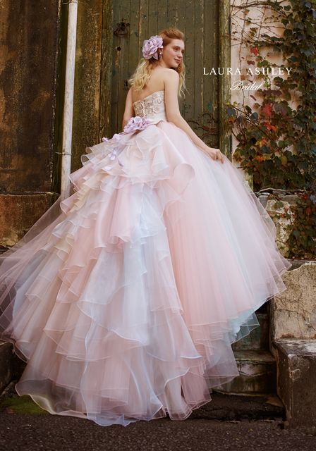 インスタでも人気の「ローラアシュレイ」は、大人花嫁が求める上品かつ可愛らしさを兼ね備えた優秀なドレス