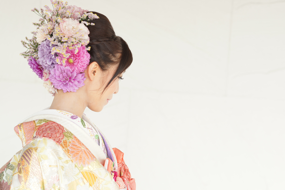 柔らかな和装にブーケのような沢山の花をヘッドアクセントに。