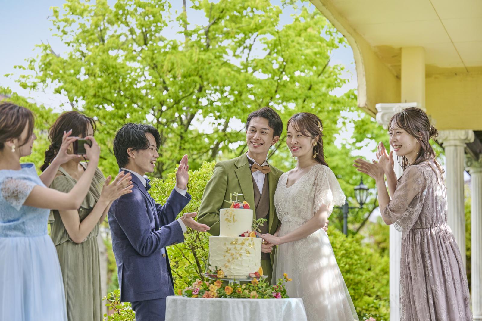 ケーキ入刀をガーデンでされると写真映えばっちり♪