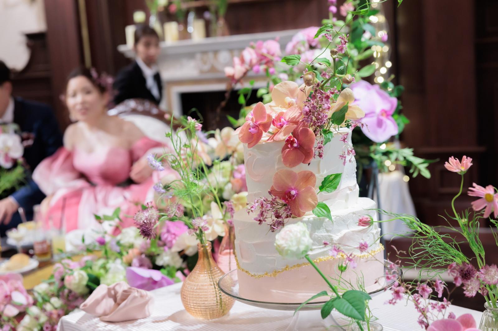 お花が好きなおふたり<br />
会場の雰囲気とあわせたピンクケーキ