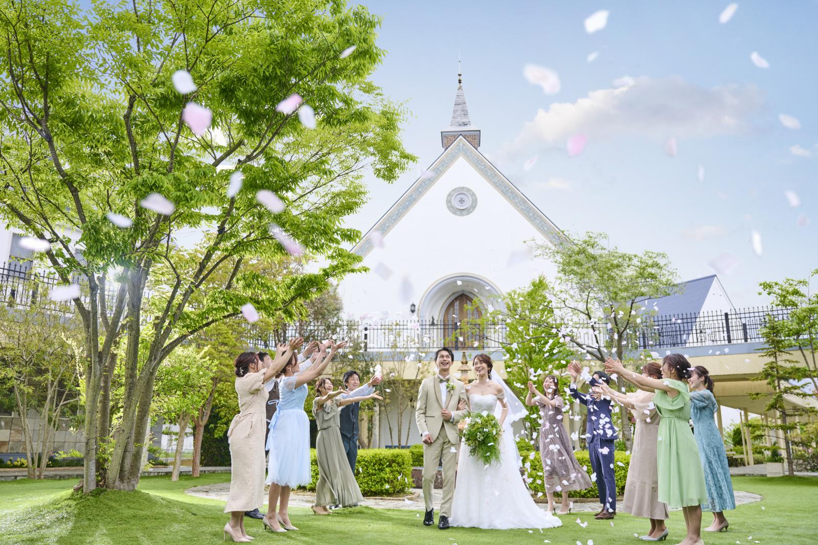 ゲストからの祝福のフラワーシャワー