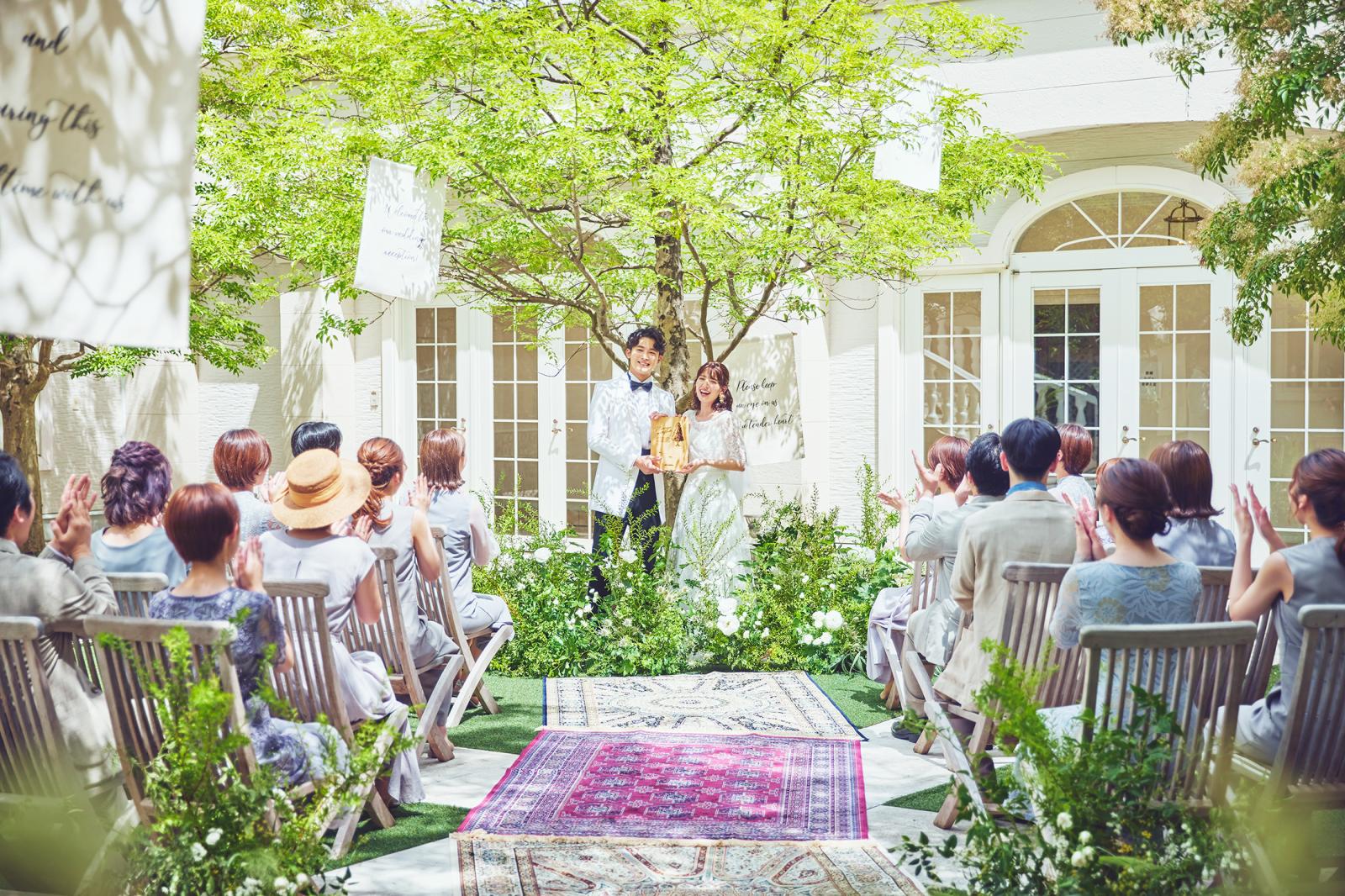 【ガーデンウェディング】挙式後の大階段でのフラワーシャワー。ゲストからのおめでとうの祝福を受けて幸せな時間を♪