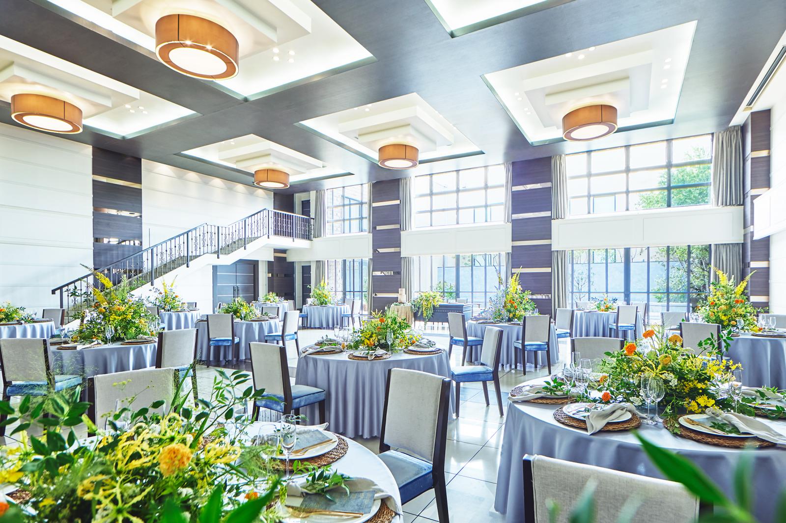 2階までの吹き抜けの解放感あふれるバンケットは126名までのパーティが可能。ご招待ゲストについて悩んでいるふたりも安心♪テラスとの自由も行き来が自由で様々な演出・進行を楽しむことが出来る